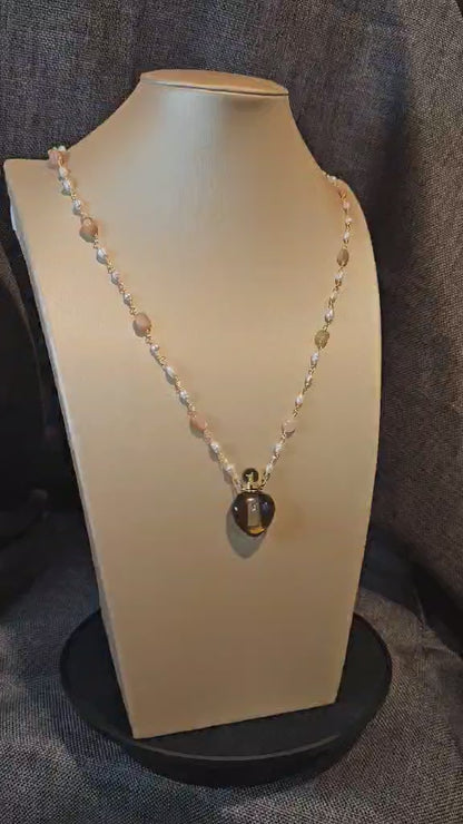 COD:TGP0003 – Collana lunga porta-essenze in quarzo fumé, pietra del sole, perle e ottone