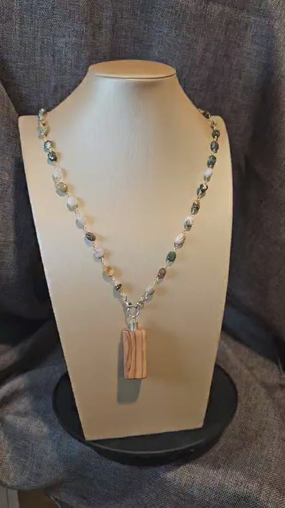 COD:TGP0004 – Collana lunga porta-essenze in legno di ulivo, agata e acciaio/ottone