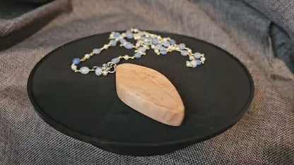 COD:TGP0002 – Collana lunga porta-essenze in legno di ulivo, agate e acciaio/ottone