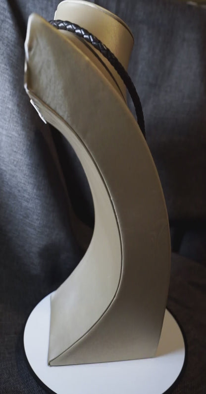 COD:TGU0004 – Collana- Cuoio, acciaio, legno d’ulivo, perla