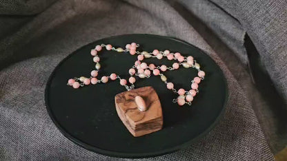 COD:TGP0006 – Collana lunga porta-essenze in legno di ulivo, corallo rosa, perle e argento 925/acciaio