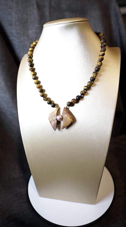 COD:TGU0003 – Collana Occhio di tigre opaco, legno d’ulivo pugliese, perla e argento 925
