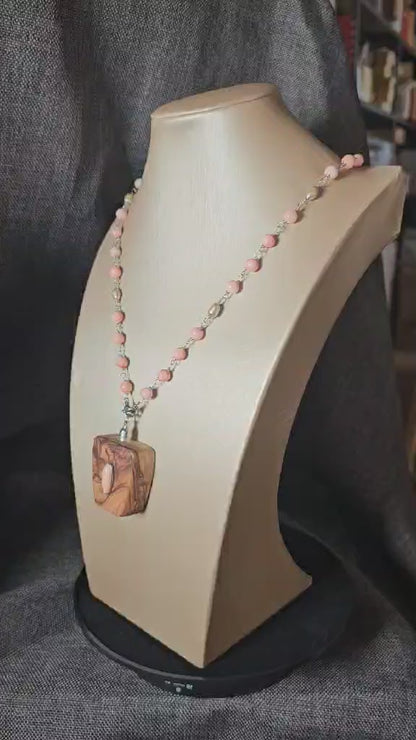COD:TGP0006 – Collana lunga porta-essenze in legno di ulivo, corallo rosa, perle e argento 925/acciaio