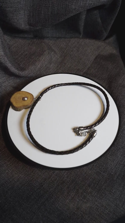 COD:TGU0004 – Collana- Cuoio, acciaio, legno d’ulivo, perla